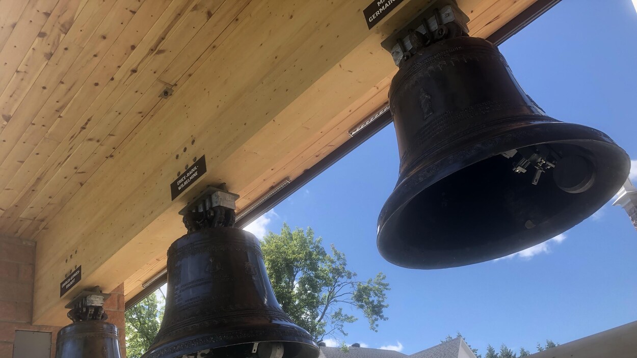 Trois cloches suspendues.