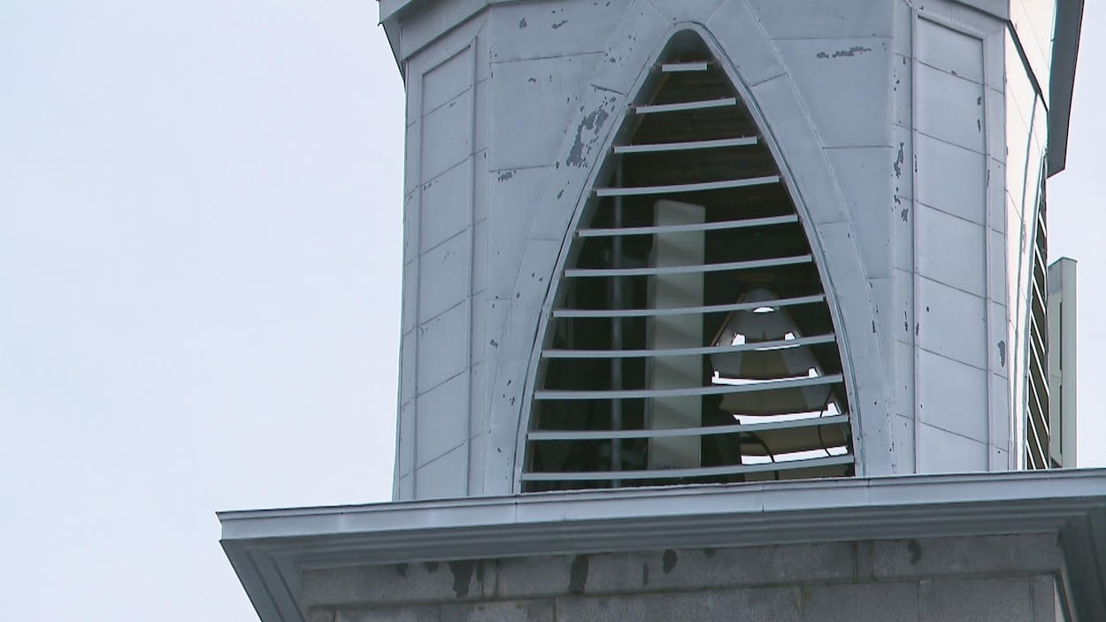 Une antenne cellulaire est visible à travers l'ouverture du clocher de l'église Notre-Dame-de-Recouvrance, dans Vanier