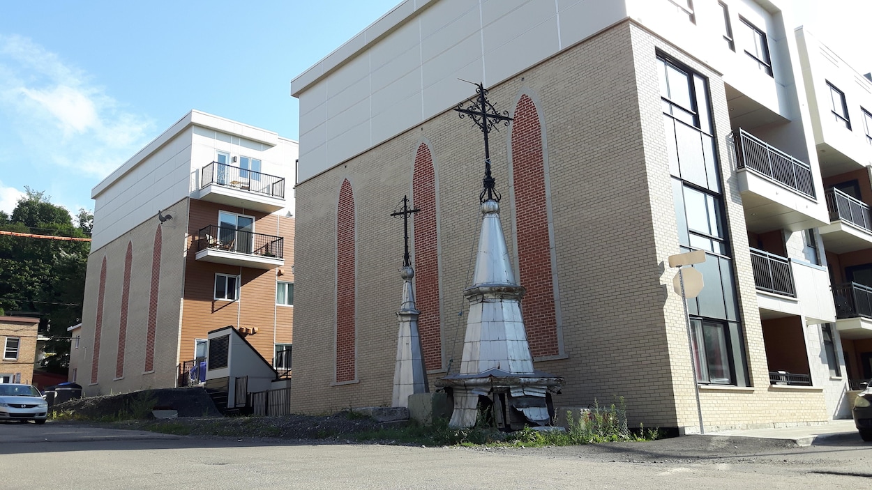 Un clocher et un clocheton de l'ancienne église Saint-Joseph, laissés à l'abandon