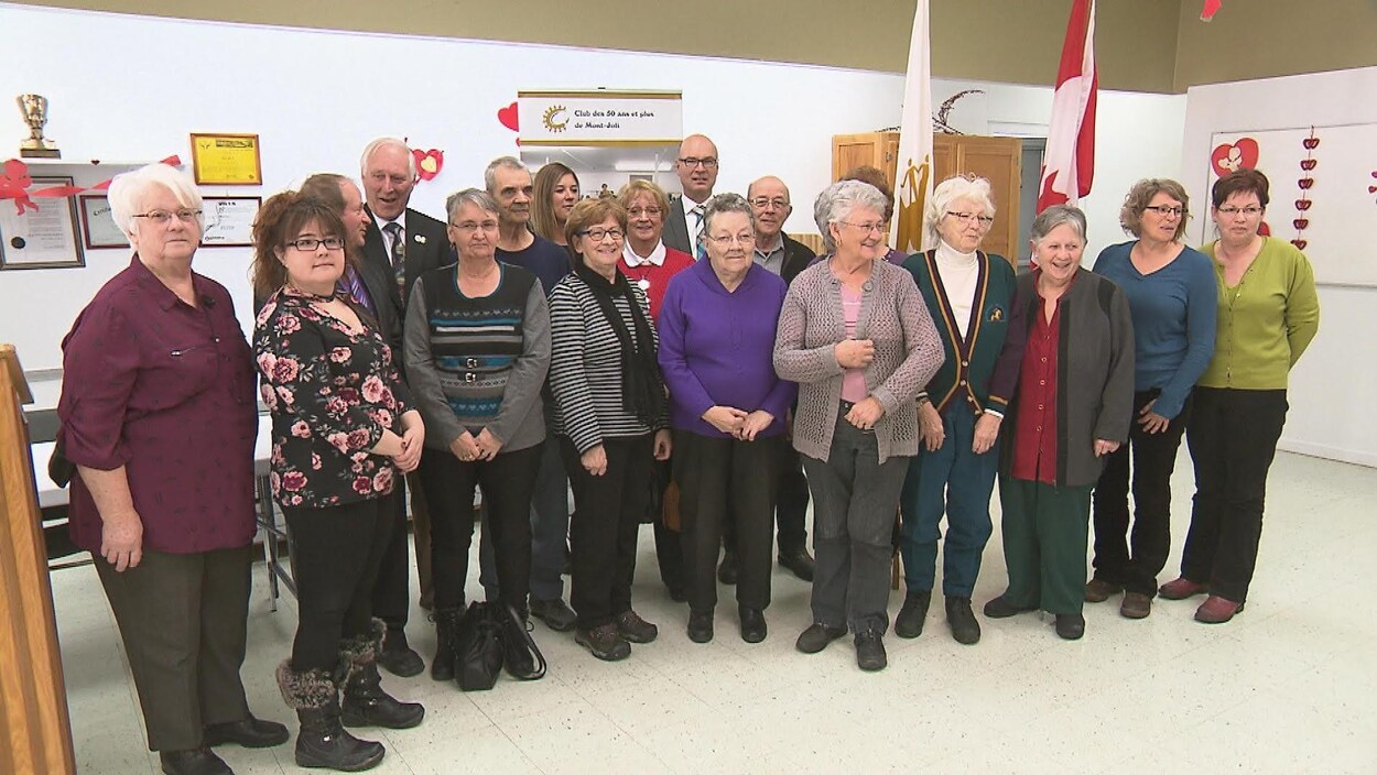 Des membres du Club des 50 ans et plus de Mont-Joli en compagnie du député d'Avignon-La Mitis-Matane-Matapédia, Rémi Massé. Des membres du Club des 50 ans et plus de Mont-Joli en compagnie du député d'Avignon-La Mitis-Matane-Matapédia, Rémi Massé.