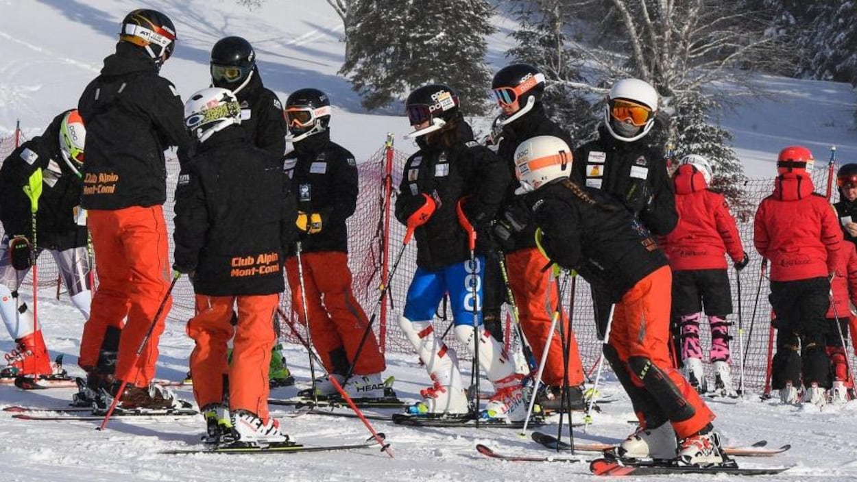 Des jeunes et des entraîneurs du Club alpin du Mont-Comi, au pied de la montagne.