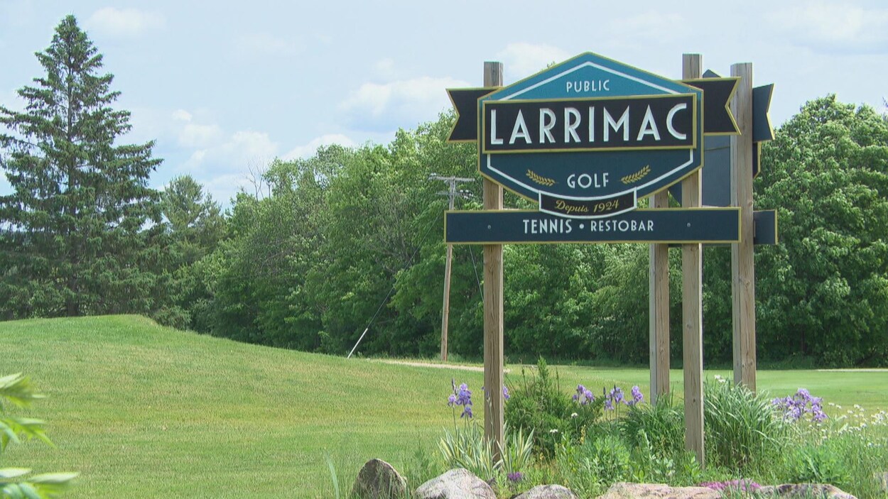 Une pancarte qui indique le club de golf Larrimac à Chelsea.