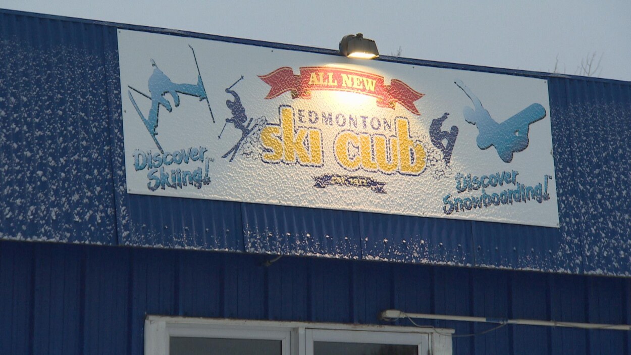 Affiche du Club de ski d'Edmonton, un peu enneigée et éclairée par une lumière.Le Club de ski d'Edmonton existe depuis 106 ans et se targue d'être la plus ancienne station en Amérique du Nord. Affiche du Club de ski d'Edmonton, un peu enneigée et éclairée par une lumière.Le Club de ski d'Edmonton existe depuis 106 ans et se targue d'être la plus ancienne station en Amérique du Nord.