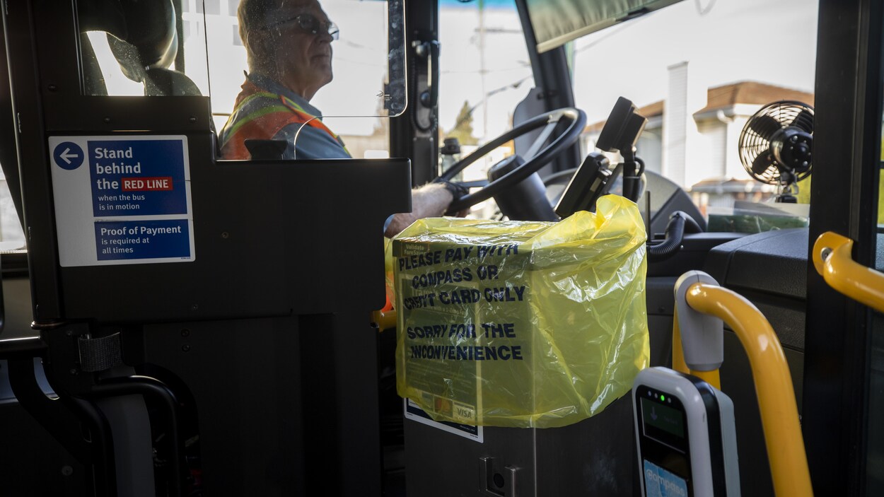 Les chauffeurs d'autobus de Translink couvrent leur boîte de paiment en marge d'une grève.