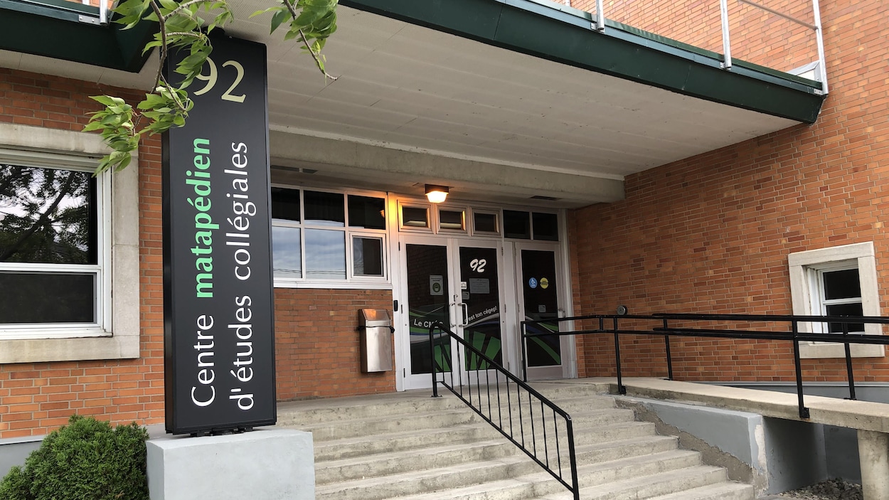 Entrée du centre collégial.