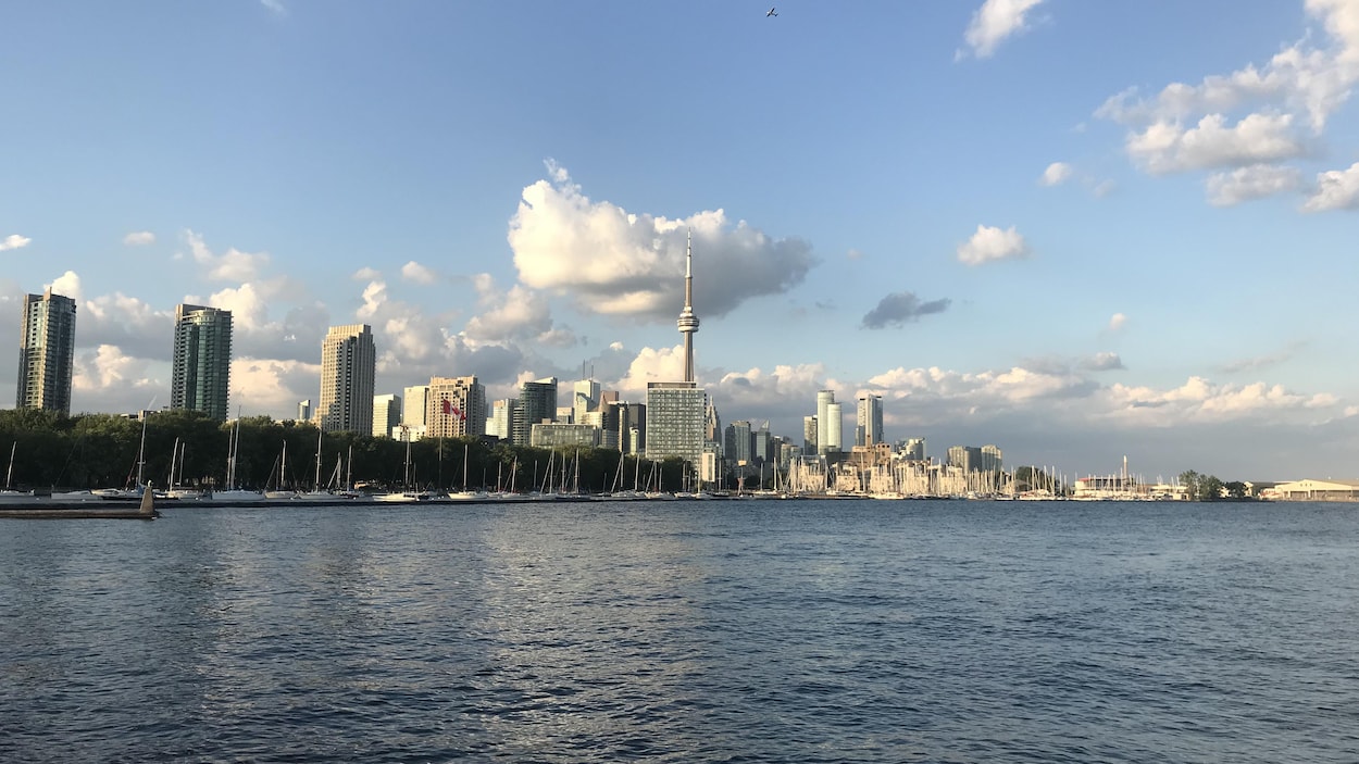 La Tour CN au loin, vue du lac Ontario