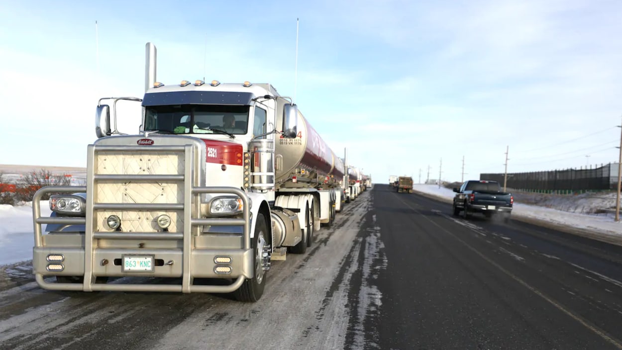 Des camions de Co-op n'ont pas l'accès à la raffinerie.