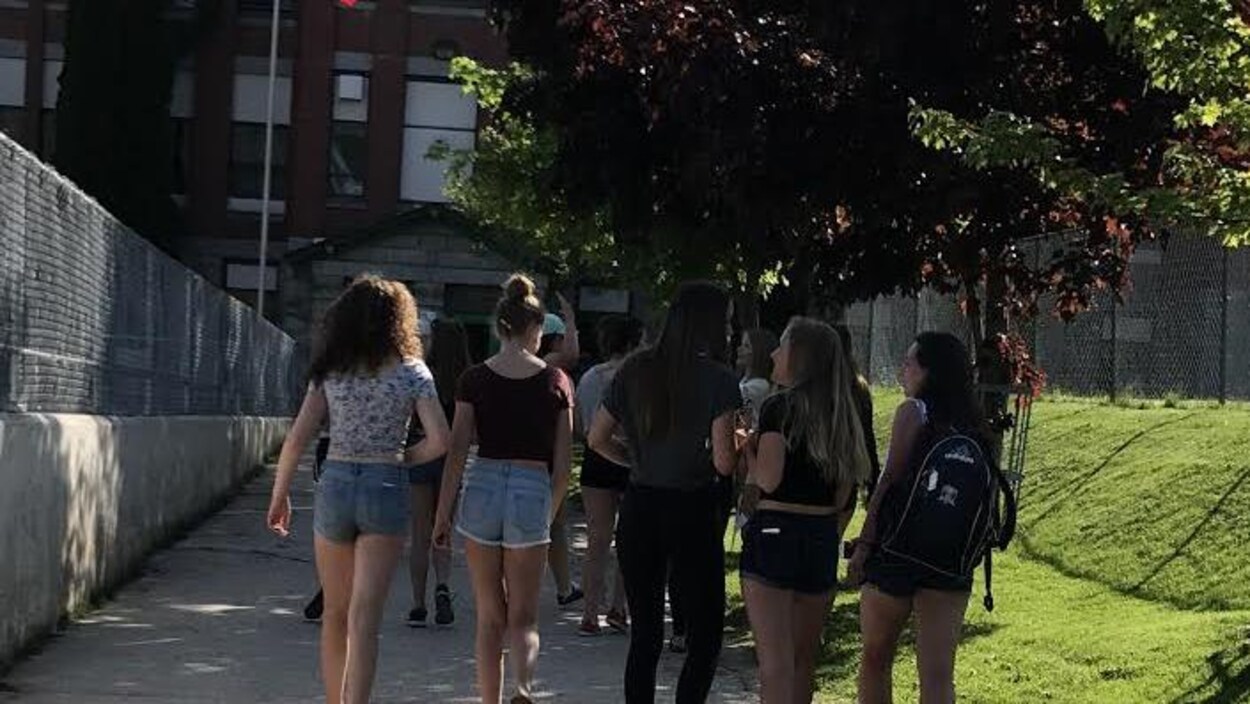 Des adolescentes protestent contre le code vestimentaire de leur école. Des adolescentes protestent contre le code vestimentaire de leur école.