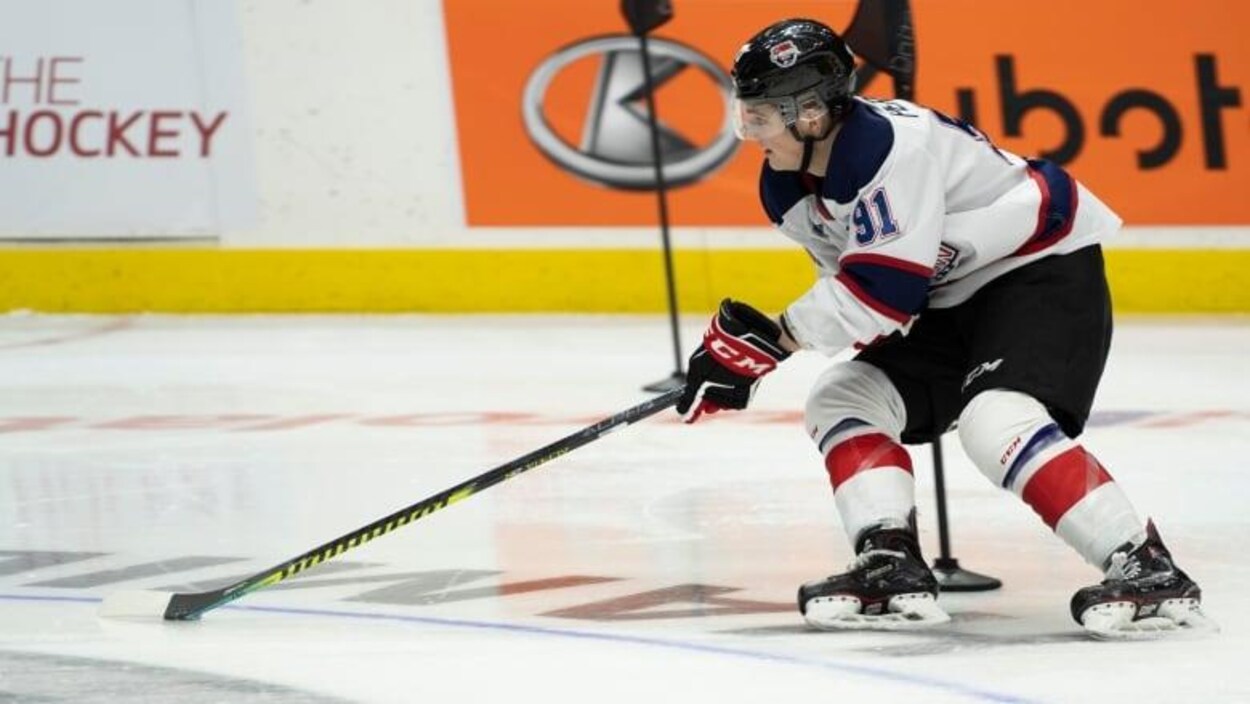 Un joueur de hockey sur la glace.