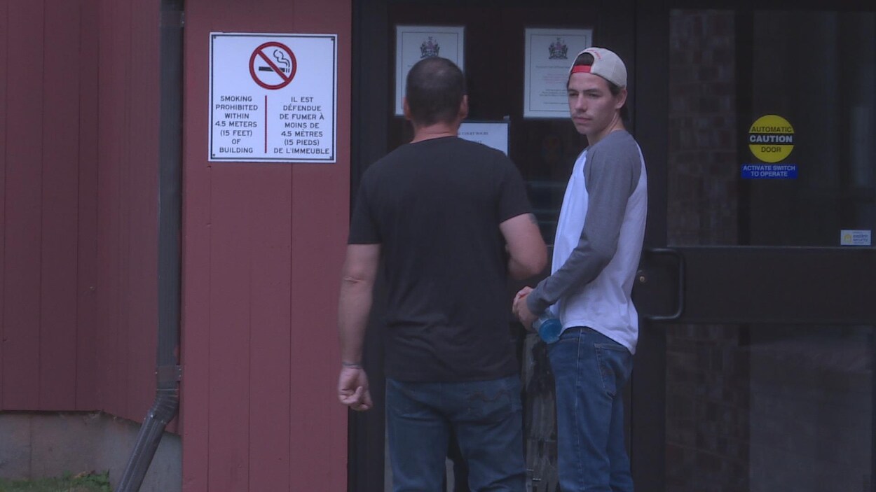 Cole Trevor Crane à sa sortie du tribunal