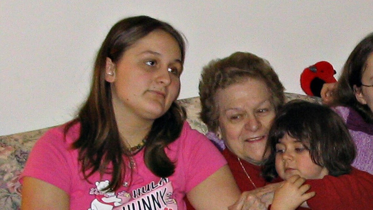 Une grand-maman entourée de ses petits-enfants.