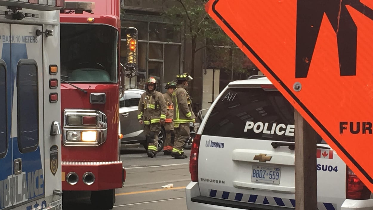 Des véhicules d'urgence bloquent la rue College Des véhicules d'urgence bloquent la rue College
