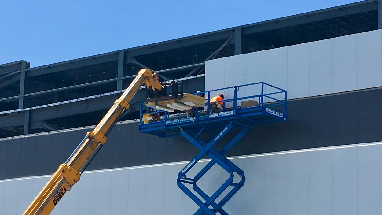 Gens qui posent des panneaux sur le colisée