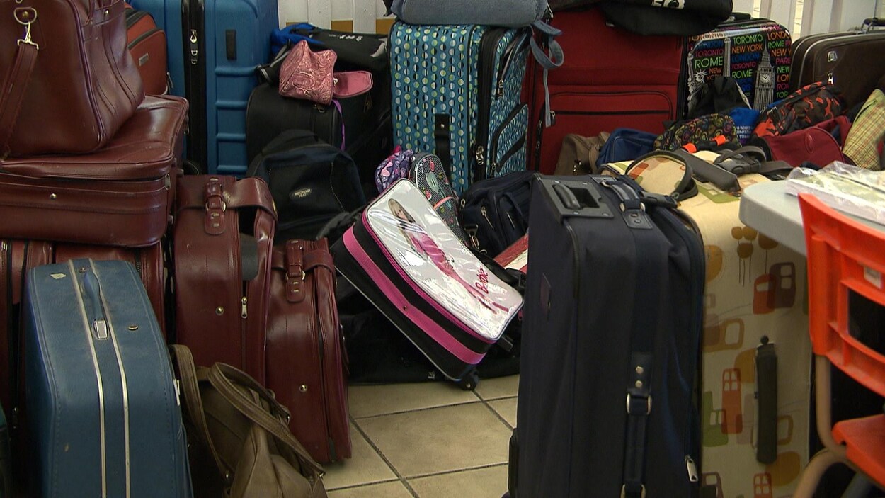 Des dizaines de valises sont entassées.