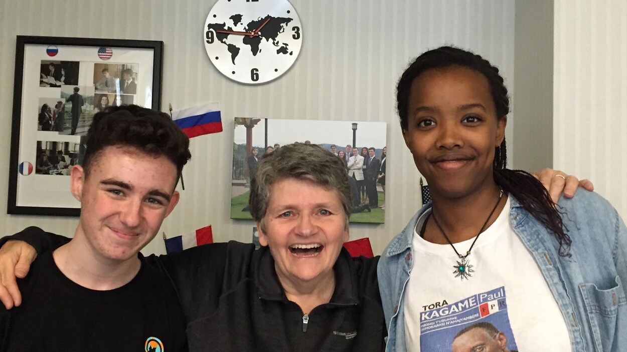 Les élèves Danielle Ruhigisha et William Robertson avec leur enseignante Julie Gagnon