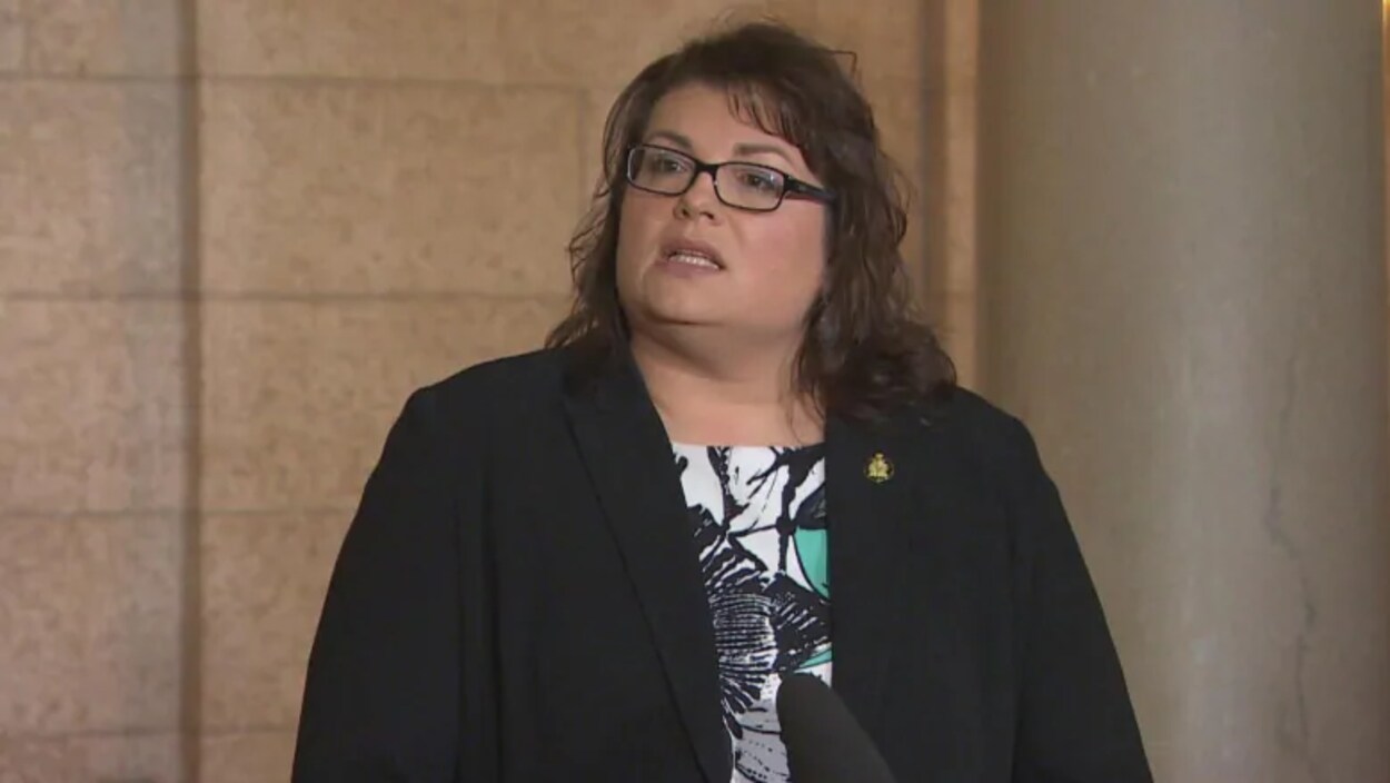 La ministre des Services de la Couronne, Colleen Mayer, s'exprime.