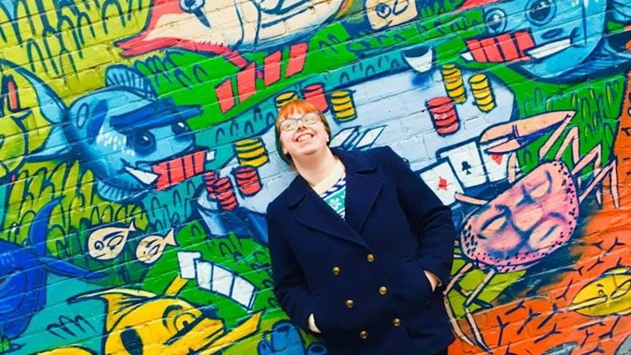 Colleen McCool devant un mur coloré