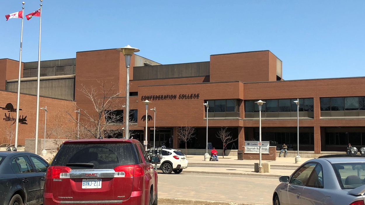 Baisse d'étudiants étrangers : un collège ontarien suspend 11 programmes