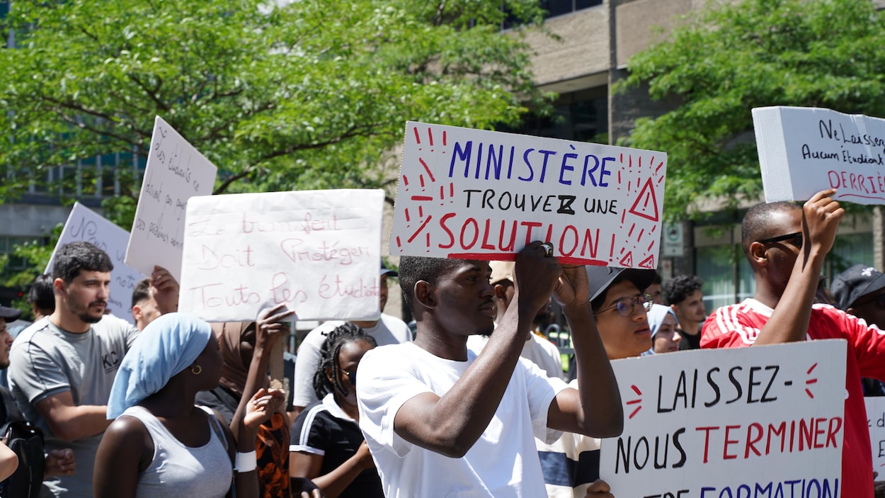 Des étudiants manifestent contre la fermeture du collège Supérieur de Montréal