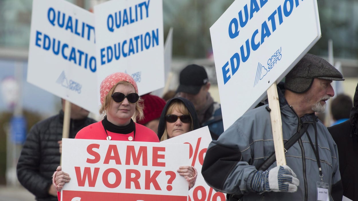 Photo d'hommes et de femmes qui tiennent des pancartes avec le message : « une éducation de qualité ». Photo d'hommes et de femmes qui tiennent des pancartes avec le message : « une éducation de qualité ».