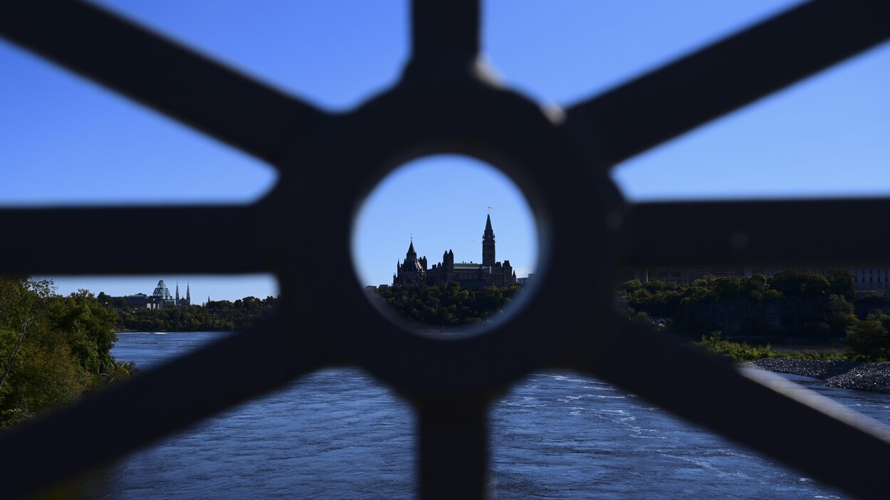 La colline du Parlement, vue à travers un grillage.