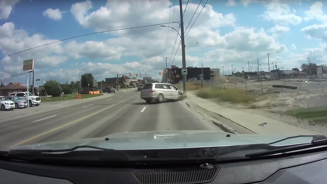 Une voiture qui vient d'entrer en collision avec un poteau d'hydro.