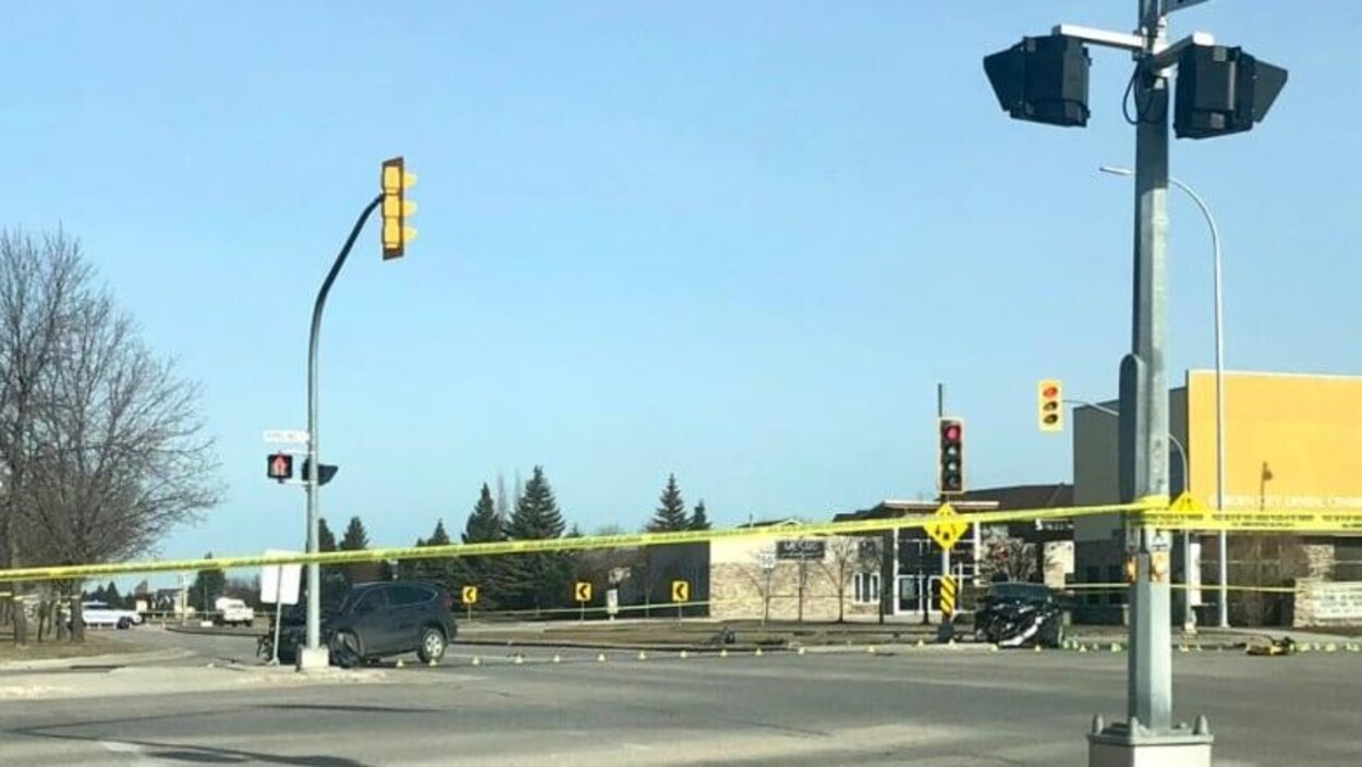 Une intersection, dans le nord-ouest de Winnipeg, où se trouvent deux véhicules impliqués dans une collision frontale.
