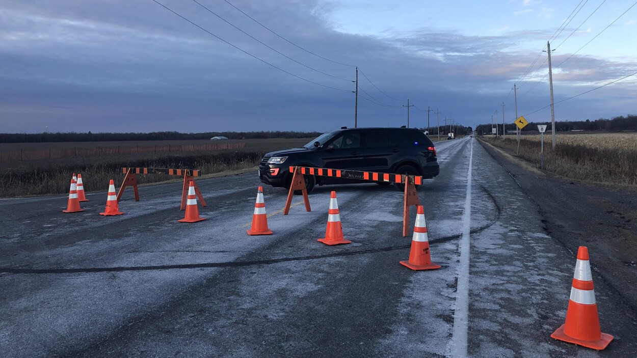 Des cônes orange sur une route à Ottawa.
