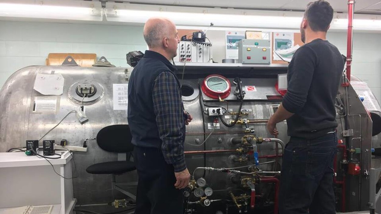 Des participants au colloque de santé et sécurité en contexte de plongée ont participé à un atelier de simulation de traitement hyperbare à l'Institut maritime du Québec, à Rimouski. Des participants au colloque de santé et sécurité en contexte de plongée ont participé à un atelier de simulation de traitement hyperbare à l'Institut maritime du Québec, à Rimouski.