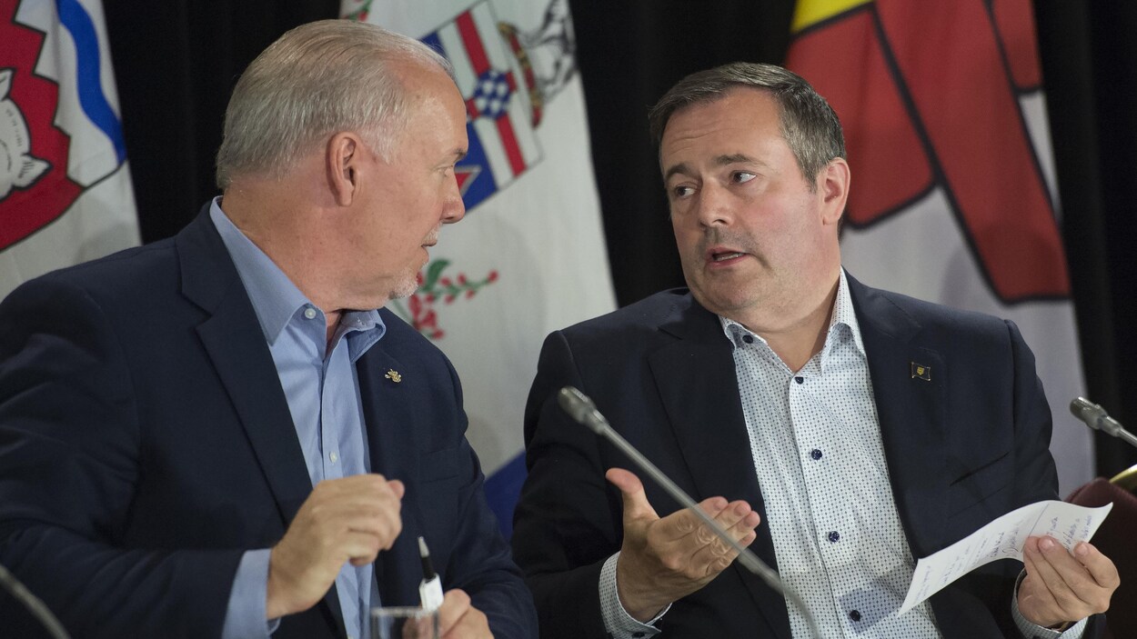 Jason Kenney discute avec John Horgan.