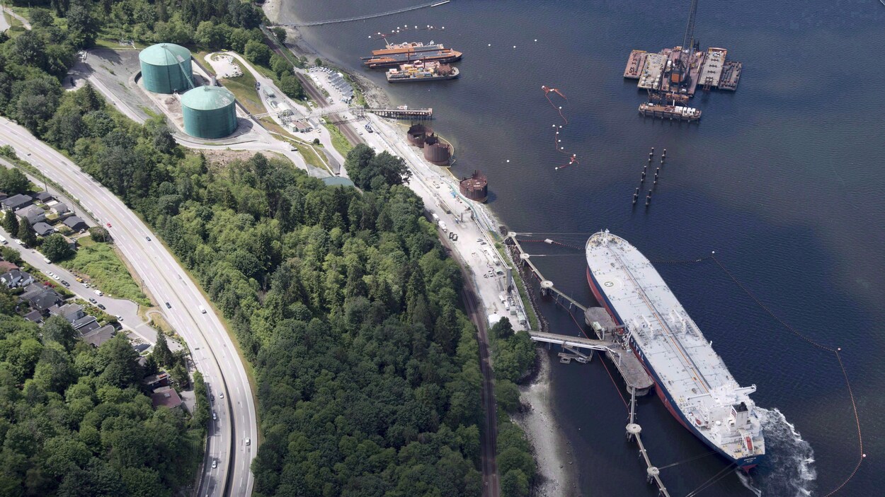 Une vue aérienne montre le terminal de la compagnie Kinder Morgan à Burnaby, en Colombie-Britannique.