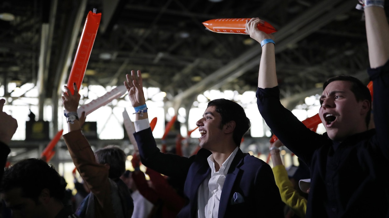 Des hommes souriants lèvent les mains en l'air. Des hommes souriants lèvent les mains en l'air.