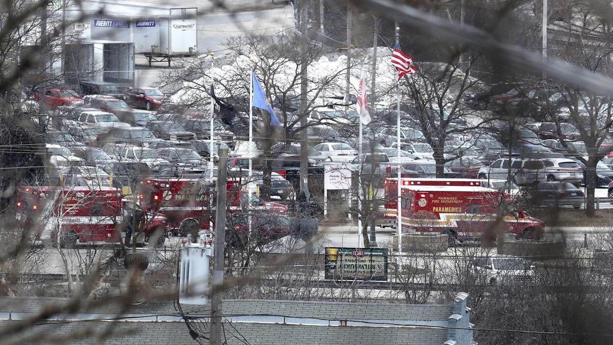 Des voitures de police et des camions de pompiers de Milwaukee sur la scène de la fusillade perpétrée dans les installations de Molson Coors.