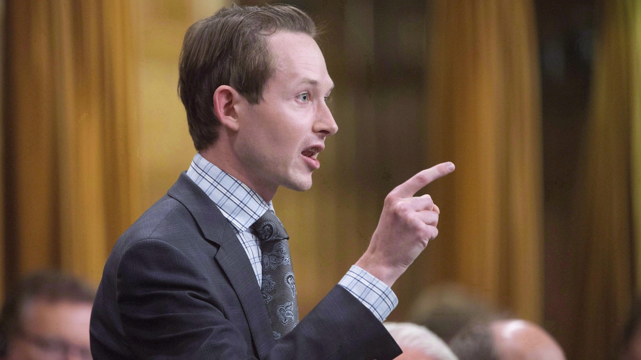 Le député conservateur Michael Cooper pendant la période des questions sur la colline du Parlement à Ottawa le 6 octobre 2016.
