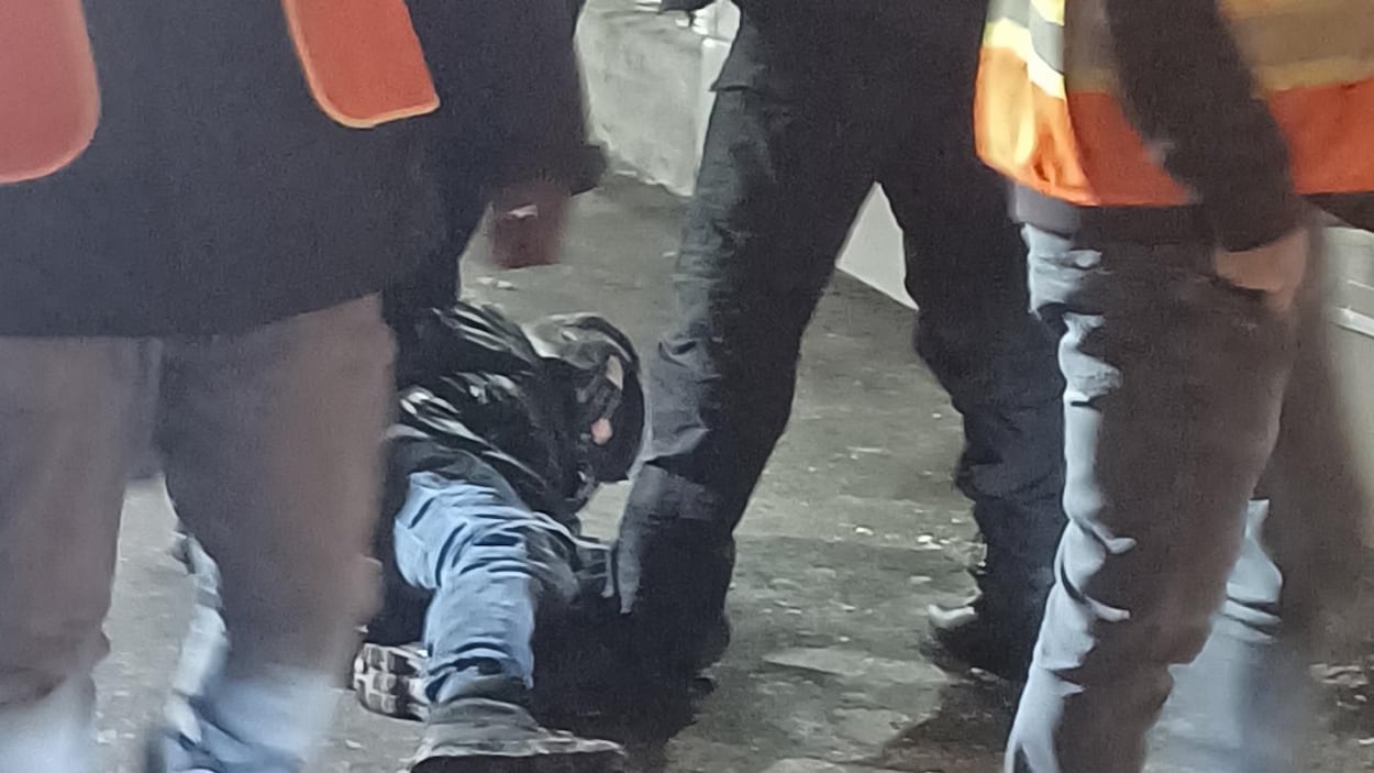 Des cols bleus de Montréal visés par une enquête pour voies de fait alléguées
