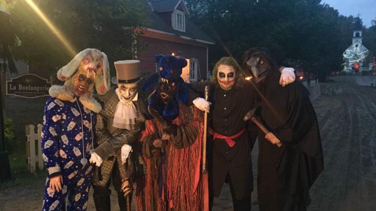 Plusieurs comédiens prêts à déambuler dans les rues du Village hanté de Drummondville.