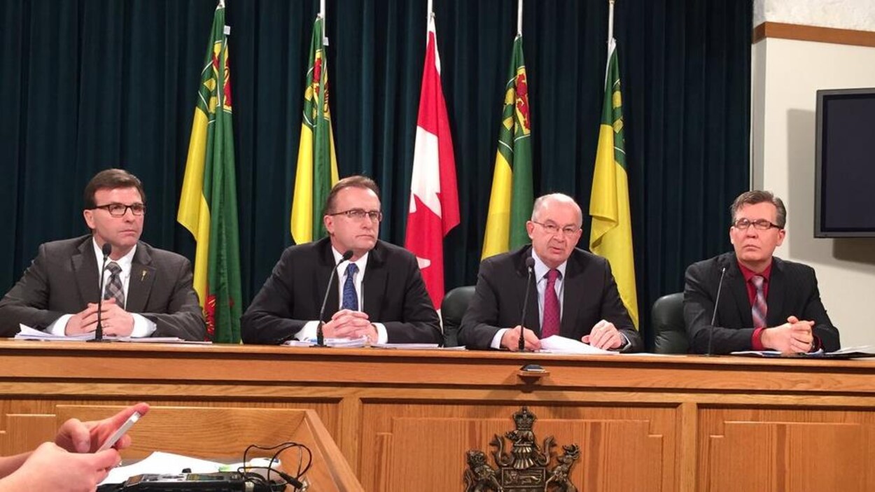 Le ministre de la Santé Jim Reiter accompagné de membres du comité consultatif sur la structure du système de santé.