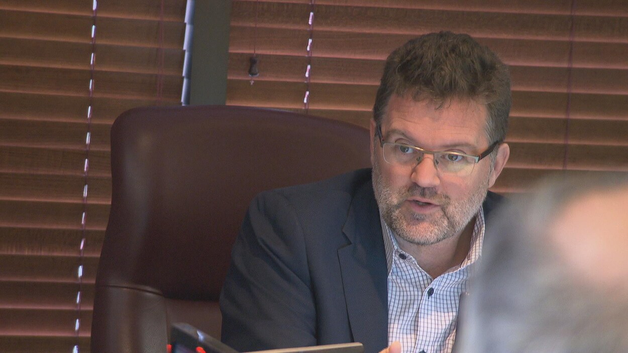 Le maire en discussion