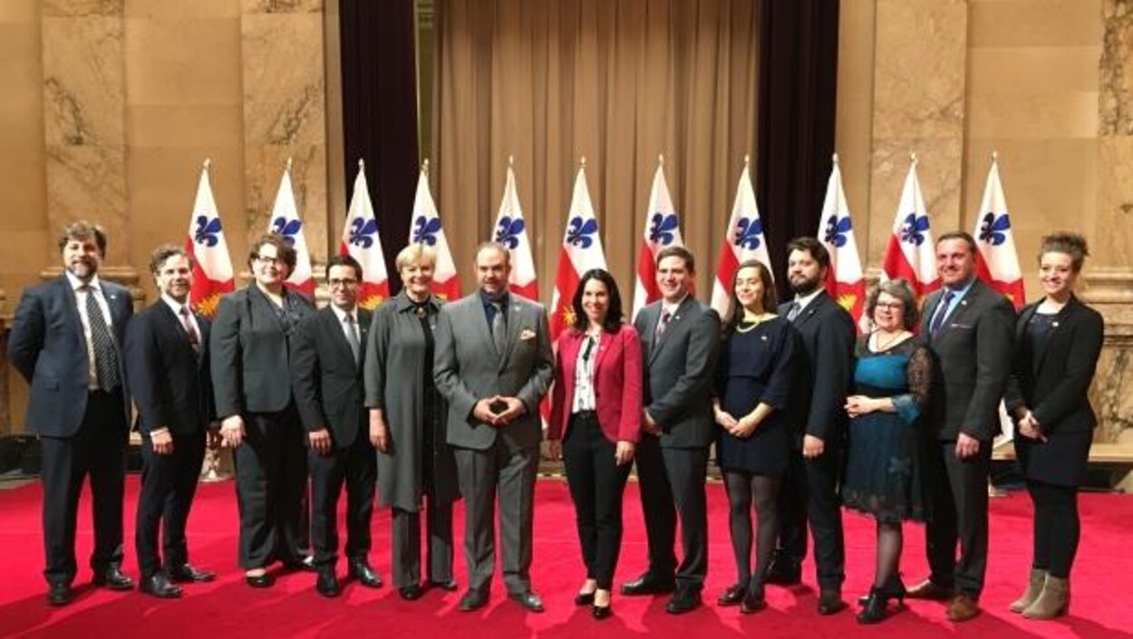 La nouvelle mairesse de Montréal, Valérie Plante, entourée des membres du comité exécutif