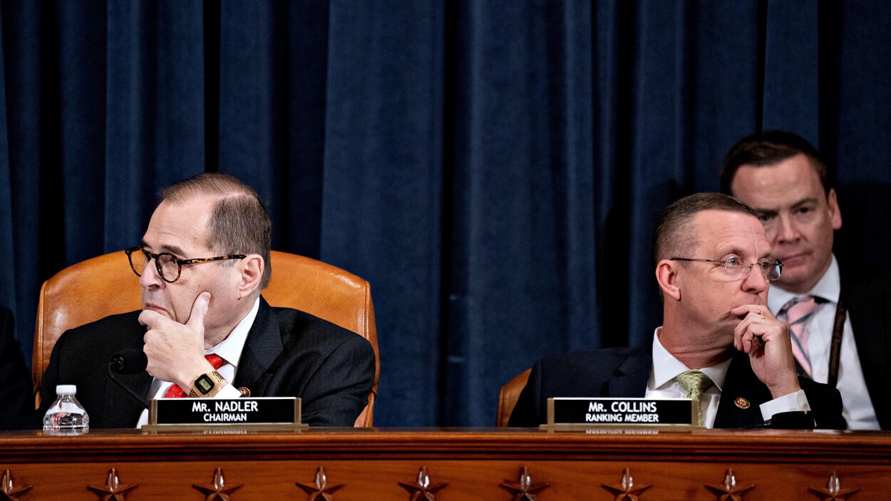 Jerry Nadler regardant vers la droite, et Doug Collins regardant vers la gauche.