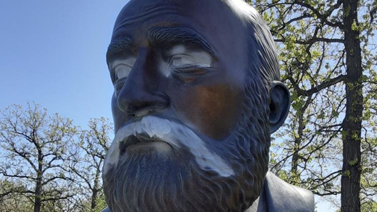 Le visage de Georges Fores monté sur un socle.