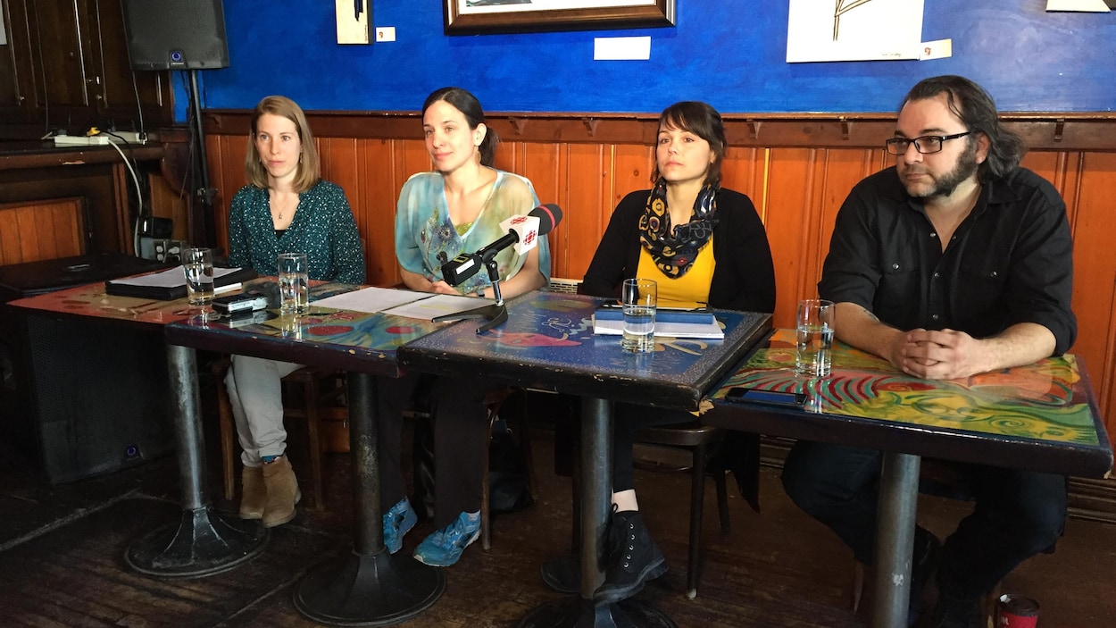 Trois femmes et un homme tiennent un point de presse au Cabaret de la dernière chance.