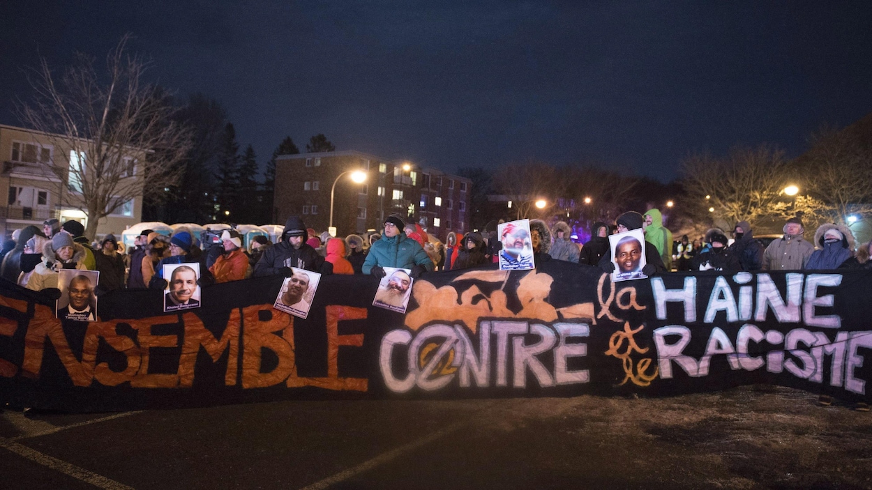 Des citoyens marchent dans les rues de Québec pour rendre hommages aux victimes de la tuerie du 29 janvier 2017.