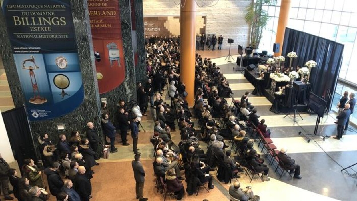 Des personnes rendent hommage aux victimes de l'écrasement.