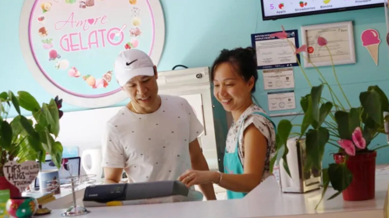 Des personnes dans une boutique de crèmes glacées.