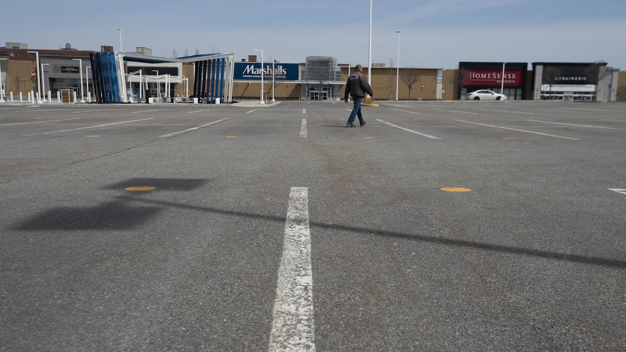 Un stationnement vide près des magasins du Marché central à Montréal.