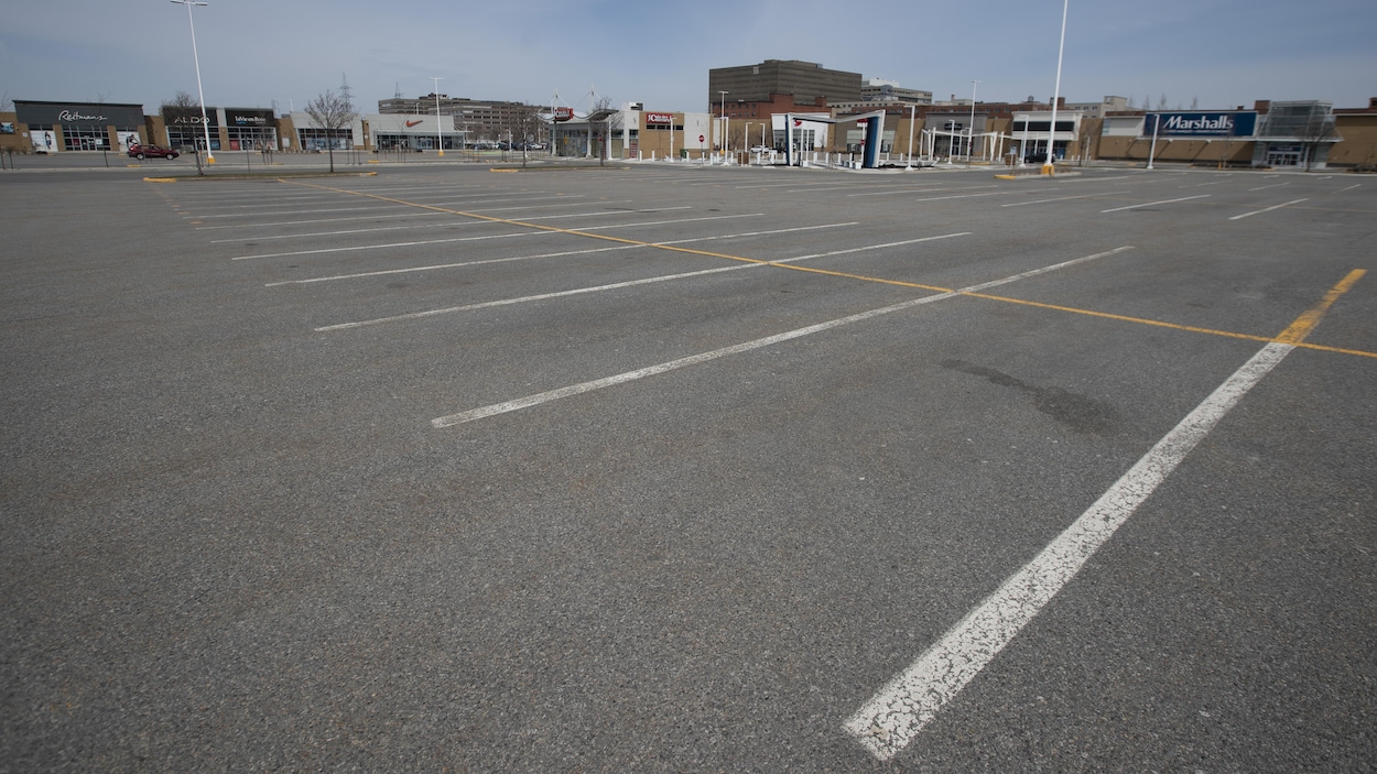 Un stationnement vide près des magasins du Marché central à Montréal.