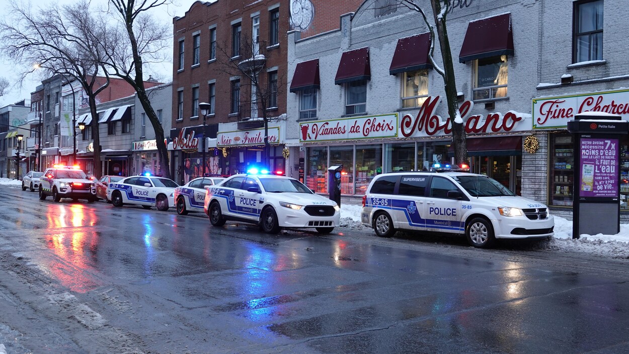 Plusieurs véhicules de police devant Milano, sur le boulevard St-Laurent à Montréal.