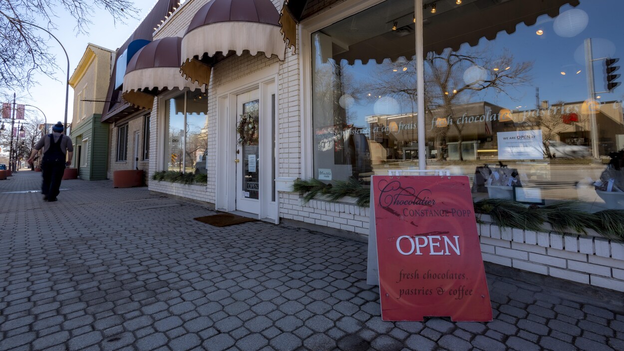 La devanture de la boutique Constance Popp avec une affiche posée sur le trottoir qui indique que le commerce est ouvert.