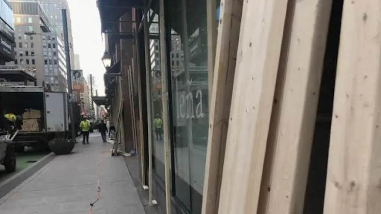 Des madriers appuyés contre la vitrine d'un magasin.